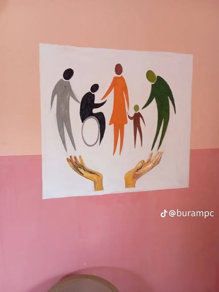 جدارية لأسرة تضم شخصاً على كرسي متحرك بين يدين مفتوحتين
